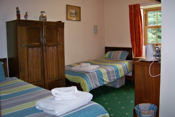 Twin en-suite room at Presbytery Guest House